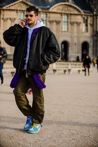 С чем носить фиолетовый шарф в 30 лет мужчине в стиле кэжуал: Если этот день тебе предстоит провести в движении, сочетание черного бомбера и фиолетового шарфа поможет составить комфортный образ в повседневном стиле. Завершив образ бело-синими кожаными высокими кедами, можно получить приятный результат.