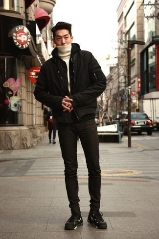 Какие зауженные джинсы носить с черным бомбером мужчине в прохладную погоду: Образ из черного бомбера и зауженных джинсов позволит выглядеть аккуратно, но при этом выразить твой личный стиль. Что касается обуви, можешь отдать предпочтение практичности и выбрать черно-белые кроссовки.