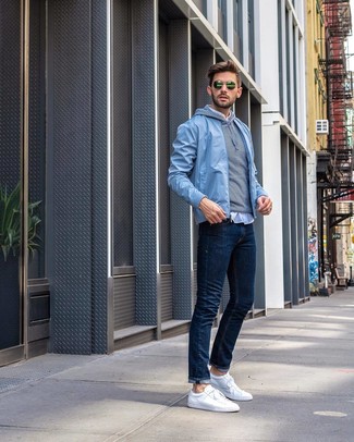 Какие джинсы носить с синим худи в 30 лет мужчине: Сочетание синего худи и джинсов особенно популярно среди ценителей удобной одежды. Весьма выигрышно здесь смотрятся белые низкие кеды.