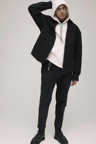 С чем носить черный джинсовый бомбер в 20 лет мужчине в теплую погоду: Лук из черного джинсового бомбера и черных джинсов — замечательный пример современного городского стиля. Черные кожаные повседневные ботинки добавят луку нотки классики.