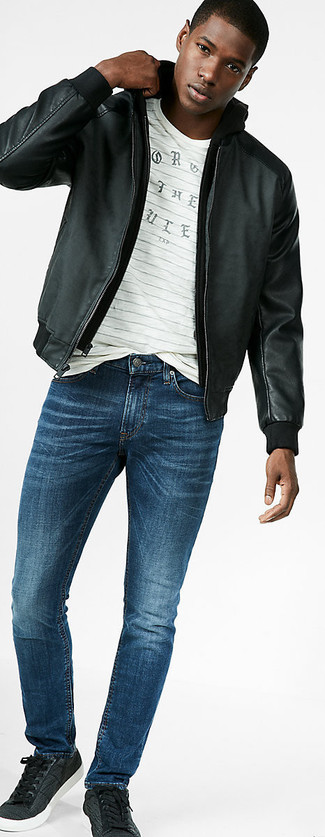 Какие джинсы носить с черными низкими кедами мужчине: Образ из черного кожаного бомбера и джинсов поможет создать необычный мужской образ в расслабленном стиле. В сочетании с этим образом наиболее удачно смотрятся черные низкие кеды.