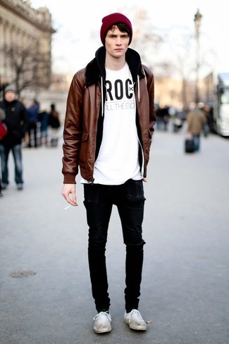 Модный лук: коричневый кожаный бомбер, черный худи, бело-черная футболка с круглым вырезом с принтом, черные рваные зауженные джинсы