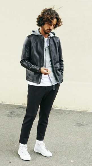 Модный лук: черный кожаный бомбер, серый худи, белая футболка с круглым вырезом, черные брюки чинос