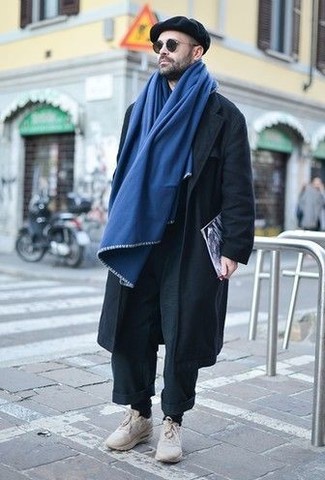Модный лук: черные брюки чинос, бежевые кроссовки, черная кепка, синий шарф