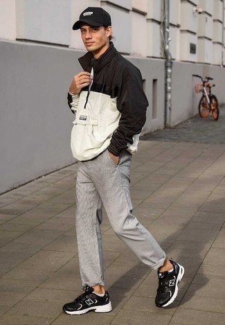 Как носить ветровку с брюками чинос в 20 лет: Дуэт ветровки и брюк чинос позволит создать незаезженный мужской лук в непринужденном стиле. Чтобы образ не получился слишком претенциозным, можно дополнить его черно-белыми кроссовками.