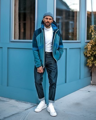 Как носить темно-синие джинсы с белыми кожаными низкими кедами в 30 лет мужчине в теплую погоду в стиле кэжуал: Дуэт темно-бирюзовой ветровки и темно-синих джинсов поможет составить незаезженный мужской образ в повседневном стиле. В сочетании с этим образом наиболее выигрышно будут выглядеть белые кожаные низкие кеды.