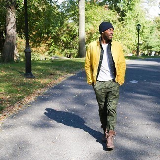 С чем носить зелено-желтую куртку мужчине в прохладную погоду в стиле кэжуал: Если в одежде ты ценишь комфорт и практичность, не обходи стороной это лук из зелено-желтой куртки и темно-серой джинсовой куртки. Вкупе с этим образом прекрасно будут выглядеть коричневые кожаные повседневные ботинки.