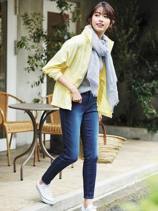 Как носить джинсы скинни с низкими кедами: Желтая ветровка и джинсы скинни — отличное решение для девчонок, которые никогда не могут усидеть на месте. Вкупе с этим луком идеально смотрятся низкие кеды.