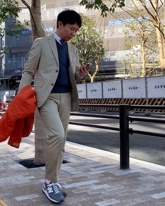 Какие кроссовки носить с оранжевой ветровкой мужчине осень: Комбо из оранжевой ветровки и бежевого костюма — прекрасный пример делового городского стиля. Такой лук несложно адаптировать к повседневным реалиям, если дополнить его кроссовками. Этот ансамбль великолепно подходит для непонятной осенней погоды.