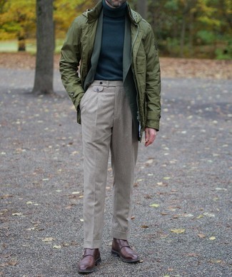 Как носить классические брюки с пиджаком мужчине в стиле смарт-кэжуал: Пиджак в сочетании с классическими брюками поможет исполнить строгий деловой стиль. В паре с этим луком наиболее уместно будут смотреться темно-коричневые кожаные монки с двумя ремешками.