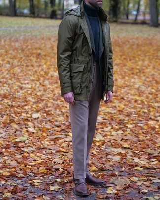 Какие водолазки носить с темно-серым пиджаком в 30 лет мужчине в теплую погоду в стиле смарт-кэжуал: Темно-серый пиджак и водолазка — это тот мужской лук, в котором ты неизменно будешь притягивать дамские взгляды. Хочешь сделать образ немного строже? Тогда в качестве дополнения к этому луку, выбирай темно-коричневые кожаные монки с двумя ремешками.