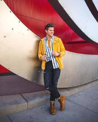 С чем носить желтую куртку мужчине: Если день обещает быть суматошным, сочетание желтой куртки и темно-синих рваных джинсов позволит создать комфортный лук в расслабленном стиле. Весьма неплохо здесь выглядят табачные замшевые повседневные ботинки.