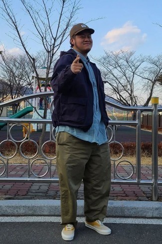 С чем носить темно-синюю куртку в 30 лет мужчине весна: Если ты ценишь удобство и функциональность, не обходи стороной ансамбль из темно-синей куртки и оливковых брюк чинос. Создать запоминающийся контраст с остальными элементами этого лука помогут разноцветные низкие кеды из плотной ткани. Когда приходит теплая весна, хочется выглядеть по моде, излучать природную силу и уверенность в себе и привлекать взгляды красивых женщин. Такой лук вне всякого сомнения поможет достичь желаемого результата.