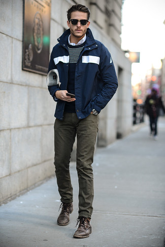 С чем носить темно-синий свитер в горизонтальную полоску мужчине: Если в одежде ты ценишь удобство и практичность, темно-синий свитер в горизонтальную полоску и оливковые зауженные джинсы — замечательный вариант для привлекательного повседневного мужского ансамбля. Закончив ансамбль темно-коричневыми кожаными повседневными ботинками, можно привнести в него классическую нотку.