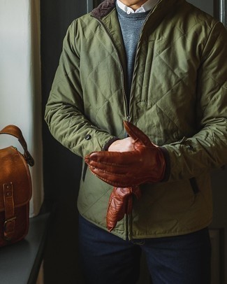 С чем носить табачные кожаные перчатки мужчине в теплую погоду: Сочетание оливковой ветровки и табачных кожаных перчаток - очень практично, и поэтому отлично подойдет для воплощения интересного повседневного стиля.