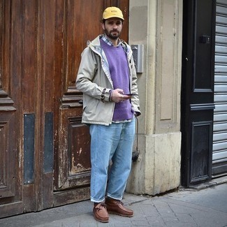 Модный лук: серая ветровка, светло-фиолетовый свитер с круглым вырезом, белая рубашка с длинным рукавом в шотландскую клетку, голубые джинсы