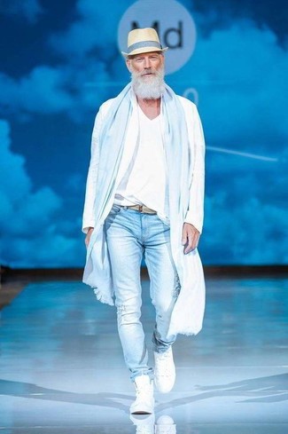 С чем носить голубые рваные зауженные джинсы за 50 лет мужчине в теплую погоду: Белая ветровка и голубые рваные зауженные джинсы — превосходная формула для воплощения стильного и функционального образа. Если говорить об обуви, белые высокие кеды станут прекрасным выбором.