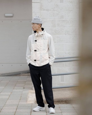 С чем носить белую ветровку мужчине в теплую погоду: Ансамбль из белой ветровки и черных брюк чинос — замечательный пример современного стиля в большом городе. Любишь смелые сочетания? Можешь закончить свой лук белыми кроссовками.