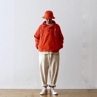 С чем носить оранжевую куртку мужчине: Оранжевая куртка и бежевые брюки чинос — неотъемлемые вещи в гардеробе молодых людей с чувством стиля. Создать красивый контраст с остальными элементами этого образа помогут белые низкие кеды из плотной ткани с принтом.