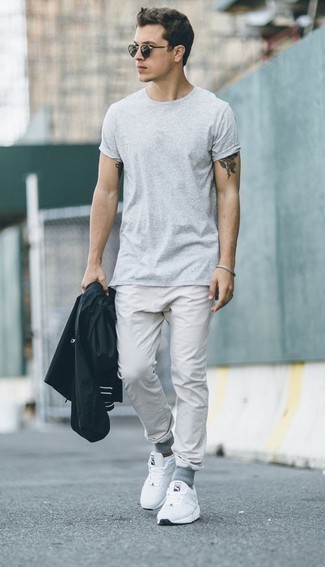С чем носить черную ветровку мужчине в стиле кэжуал: Черная ветровка и белые джинсы чудесно подходят для создания городского образа как для будничных, так и для выходных дней. Белые кроссовки создадут легкое настроение.