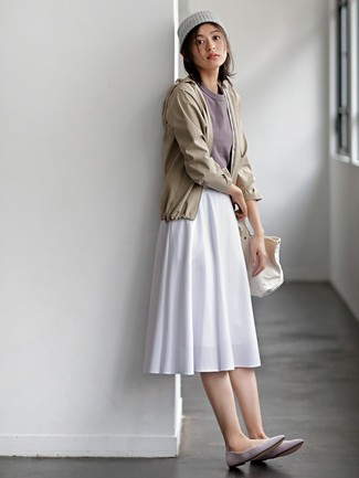 Модный лук: бежевая ветровка, серая футболка с круглым вырезом, белая юбка-миди со складками, серые замшевые балетки