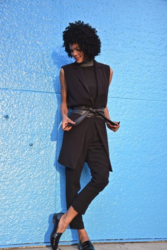 Как носить узкие брюки с лоферами: Черная водолазка без рукавов и узкие брюки — необходимые составляющие в гардеробе женщин с хорошим чувством стиля. Лоферы становятся великолепным дополнением к твоему ансамблю.