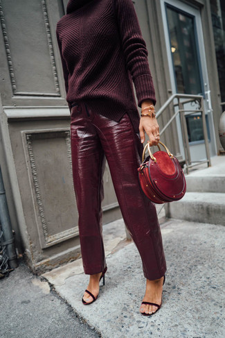 С чем носить темно-красную замшевую обувь в 30 лет в теплую погоду: Тандем темно-красной вязаной водолазки и темно-красных кожаных брюк-галифе позволит выглядеть аккуратно, но при этом выразить твою индивидуальность. В паре с этим луком наиболее уместно будут смотреться темно-красные замшевые босоножки на каблуке.
