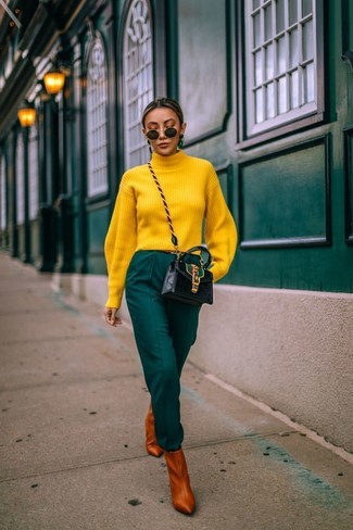 С чем носить желтый свитер женщине в деловом стиле: Лук из желтого свитера и темно-зеленых брюк-галифе позволит реализовать в твоем ансамбле современный городской стиль. Говоря об, можно дополнить наряд табачными кожаными ботильонами.