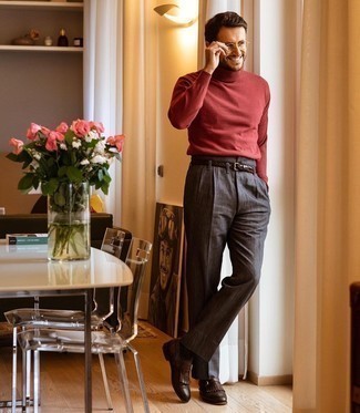 Какие монки носить с темно-серыми брюками чинос в 30 лет осень: Красная шерстяная водолазка и темно-серые брюки чинос надежно обосновались в гардеробе современных мужчин, позволяя составлять незаезженные и стильные луки. Думаешь сделать образ немного строже? Тогда в качестве обуви к этому образу, выбери монки. Разумеется, такое сочетание одежды будет прекрасной идеей для переменчивой осенней погоды.