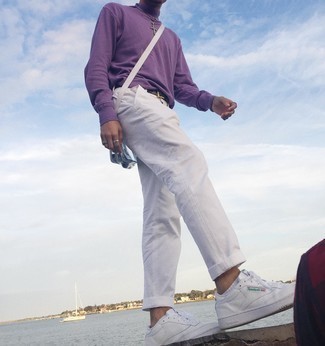 С чем носить пурпурный свитер мужчине: Привлекательное сочетание пурпурного свитера и белых брюк чинос поможет подчеркнуть твой индивидуальный стиль и выигрышно выделиться из серой массы. В сочетании с белыми кожаными низкими кедами такой образ выглядит особенно удачно.