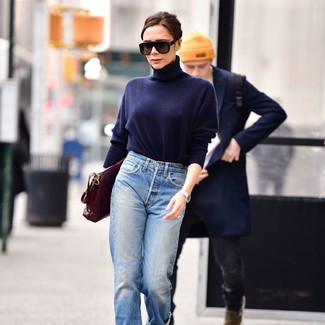 С чем носить джинсы-бойфренды в 30 лет: Если ты из той категории леди, которые любят одеваться со вкусом, тебе придется по душе тандем темно-синей водолазки и джинсов-бойфрендов.