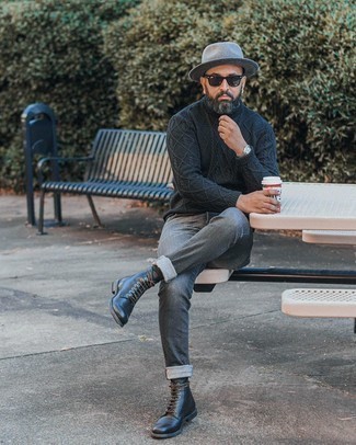 С чем носить серые джинсы за 40 лет мужчине: Черная шерстяная вязаная водолазка и серые джинсы будет отличной идеей для непринужденного лука на каждый день. Если ты не боишься использовать в своих луках разные стили, на ноги можно надеть черные кожаные повседневные ботинки.