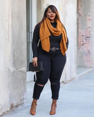 С чем носить золотой шарф женщине: Сочетание черной водолазки и золотого шарфа - очень практично, и поэтому отлично подходит для воплощения красивого повседневного стиля. Весьма модно здесь выглядят светло-коричневые замшевые туфли.