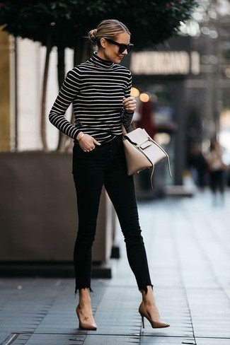 С чем носить светло-коричневые кожаные туфли в стиле смарт-кэжуал: Образ из черно-белой водолазки в горизонтальную полоску и черных джинсов скинни позволит выглядеть стильно, а также выразить твой индивидуальный стиль. Светло-коричневые кожаные туфли — идеальный выбор, чтобы дополнить образ.