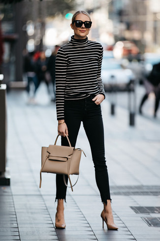 С чем носить светло-коричневую сумку-саквояж в 30 лет в теплую погоду: Если в одежде ты ценишь удобство и функциональность, черно-белая водолазка в горизонтальную полоску и светло-коричневая сумка-саквояж — великолепный выбор для стильного повседневного наряда. Светло-коричневые кожаные туфли станут прекрасным дополнением к твоему ансамблю.