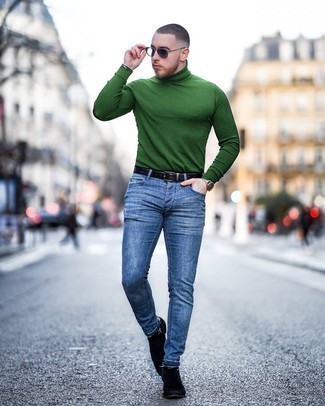 С чем носить зеленый свитер в 30 лет мужчине весна в стиле смарт-кэжуал: Зеленый свитер и синие зауженные джинсы позволят создать нескучный и модный образ. Любители необычных луков могут завершить ансамбль черными замшевыми ботинками челси, тем самым добавив в него толику строгости. Когда зимнее время года сменяется более теплой погодой, мы, мужчины, стремимся выглядеть необычно и приятно для женского пола. Такое сочетание однозначно поможет достичь желаемого результата.
