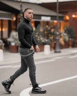 Какие джинсы носить с черной водолазкой в 30 лет мужчине в теплую погоду в спортивном стиле: Если ты ценишь комфорт и функциональность, черная водолазка и джинсы — замечательный вариант для стильного повседневного мужского образа. Любишь экспериментировать? Заверши лук черными кожаными повседневными ботинками.
