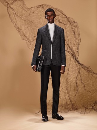 Какие лоферы носить с черными классическими брюками мужчине: Белая водолазка в сочетании с черными классическими брюками позволит создать запоминающийся мужской образ. В качестве завершения этого образа сюда просятся лоферы.