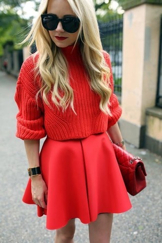 С чем носить красную короткую юбку-солнце в 30 лет осень: Поклонницам расслабленного стиля полюбится сочетание красной вязаной водолазки и красной короткой юбки-солнце. Такой наряд определенно понравится тебе осенью.