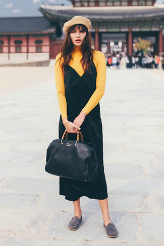 С чем носить туфли на плоской подошве в 20 лет в стиле смарт-кэжуал: Желтая водолазка смотрится прекрасно в сочетании с черным бархатным платьем-майкой. Вместе с этим ансамблем великолепно смотрятся туфли на плоской подошве.