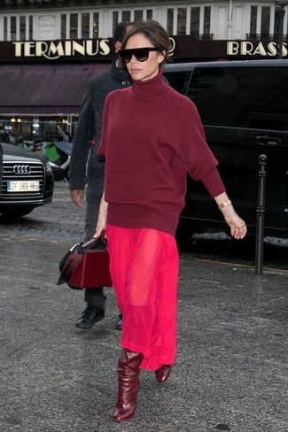 Как Victoria Beckham носит Темно-красная шерстяная водолазка, Ярко-розовое шифоновое платье-макси, Темно-красные кожаные сапоги, Темно-красная кожаная сумка-саквояж