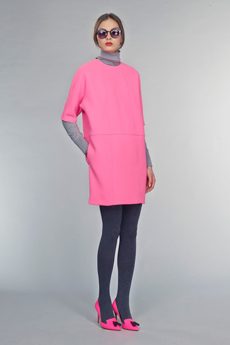 Как носить водолазку с платьем прямого кроя в 30 лет в теплую погоду: Комбо из водолазки и платья прямого кроя может стать отличным образом для офиса. Вкупе с этим образом удачно выглядят ярко-розовые кожаные туфли.