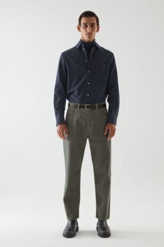 С чем носить темно-синюю рубашку с длинным рукавом мужчине в теплую погоду: Если ты любишь смотреться модно, и при этом чувствовать себя комфортно и нескованно, попробуй это сочетание темно-синей рубашки с длинным рукавом и темно-серых джинсов. Хотел бы добавить в этот лук толику строгости? Тогда в качестве дополнения к этому ансамблю, стоит обратить внимание на черные кожаные ботинки челси.