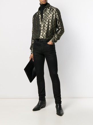 Модный лук: черная водолазка, золотая рубашка с длинным рукавом с принтом, черные джинсы, черные кожаные ботинки челси