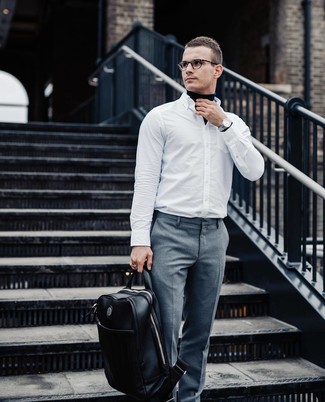 С чем носить черный рюкзак мужчине в стиле смарт-кэжуал: Если ты ценишь комфорт и функциональность, темно-синяя водолазка и черный рюкзак — превосходный выбор для модного повседневного мужского ансамбля.
