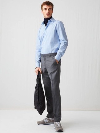 С чем носить серебряные кроссовки мужчине в стиле смарт-кэжуал: Темно-синяя водолазка и серые классические брюки — превосходный пример элегантного мужского стиля. Ну и почему бы не разбавить ансамбль с помощью серебряных кроссовок?