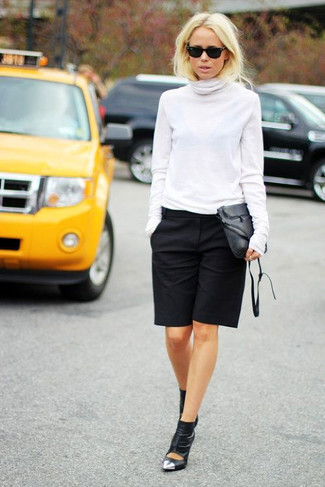 С чем носить черные шорты-бермуды женщине: Белая водолазка и черные шорты-бермуды — обязательные вещи в гардеробе женщин с хорошим чувством стиля. Вкупе с этим нарядом чудесно будут смотреться черные кожаные ботильоны с вырезом.