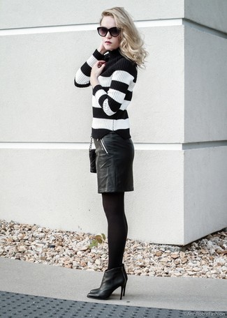 Черная кожаная юбка-карандаш от Versace