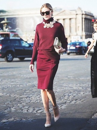 С чем носить красную юбку-карандаш в 30 лет: Темно-красная водолазка и красная юбка-карандаш — идеальный вариант для воплощения образа в стиле business casual. Белые кожаные туфли станут хорошим дополнением к твоему луку.