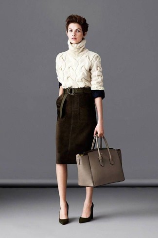Модный лук: бежевая вязаная водолазка, темно-коричневая бархатная юбка-карандаш, оливковые замшевые туфли, серая кожаная большая сумка